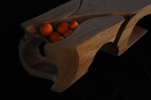 Eine Holzskulptur die auch ein Loungetisch ist