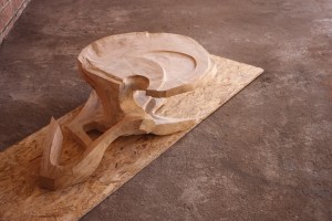 skulptur-holz-design-couchtisch