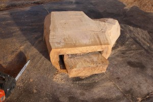 tisch-mit-motorsaege